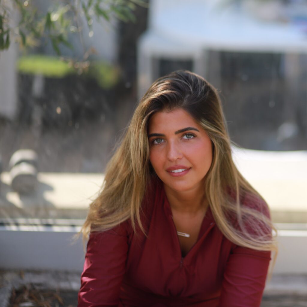 Shanyce avec une robe rouge