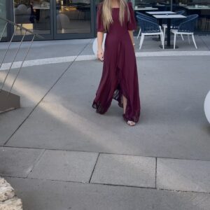 Maillot de bain body & jupe tsniout bordeaux à l’allure couture, avec jupe fluide à franges élégantes et manches larges pour un confort optimal. Une pièce raffinée pensée pour allier maintien, féminité et légèreté, à la plage comme à la piscine.